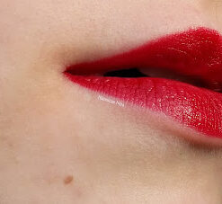 Son KIKO Smart Lipstick 909 Cherry Red swatch