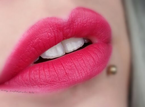 Son KIKO Velvet Passion Matte Lipstick 310 Strawberry Red Swatch