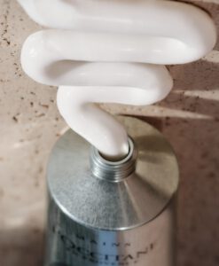 Kem dưỡng tay L'Occitane Hand Cream bơ hạt mỡ 20%, 150ml