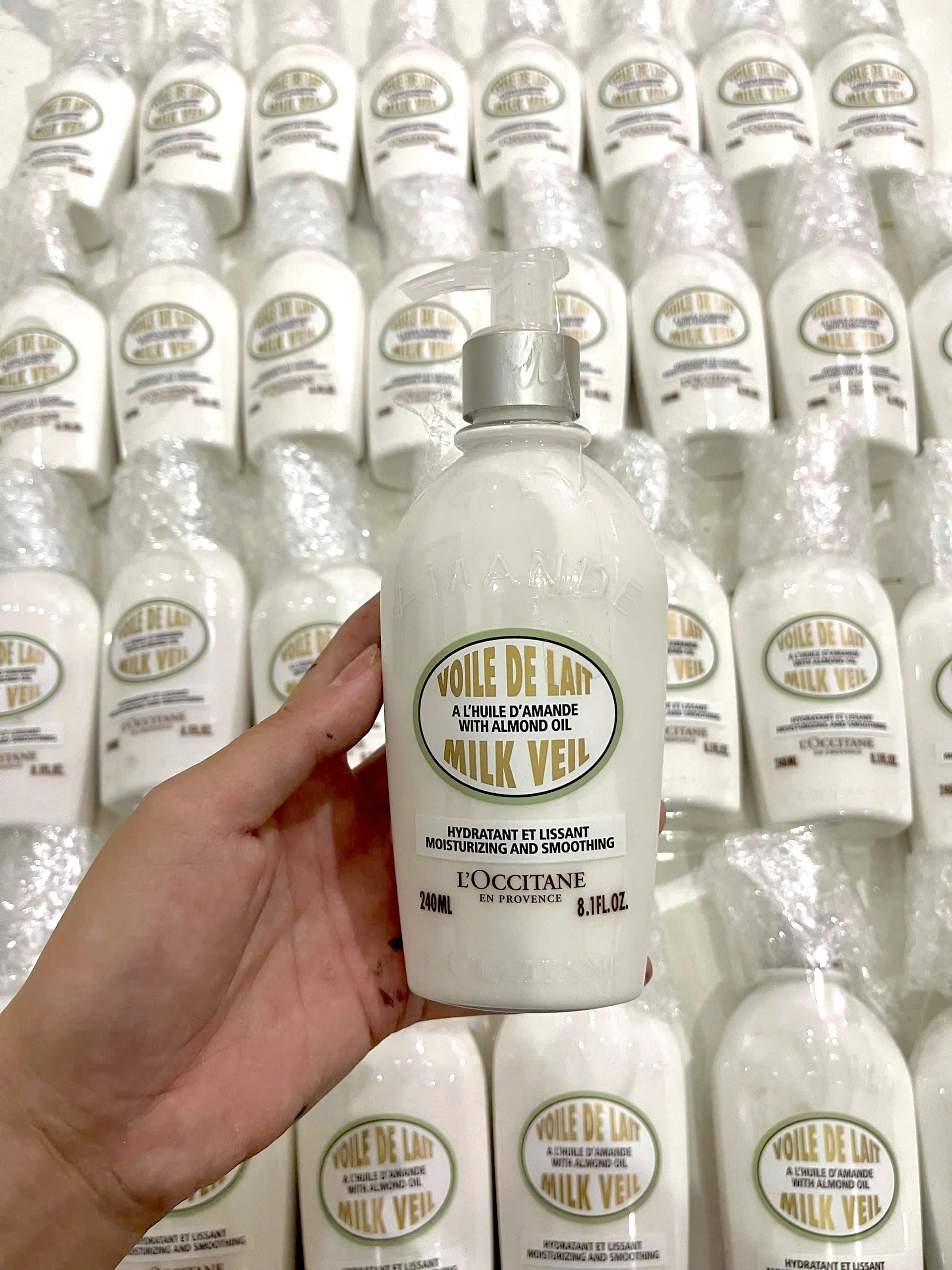 Sữa dưỡng thể L'Occitane Almond Milk Veil làm mềm và săn chắc da, 240ml Sữa dưỡng thể L'Occitane Almond Milk Veil làm mềm và săn chắc da, 240ml