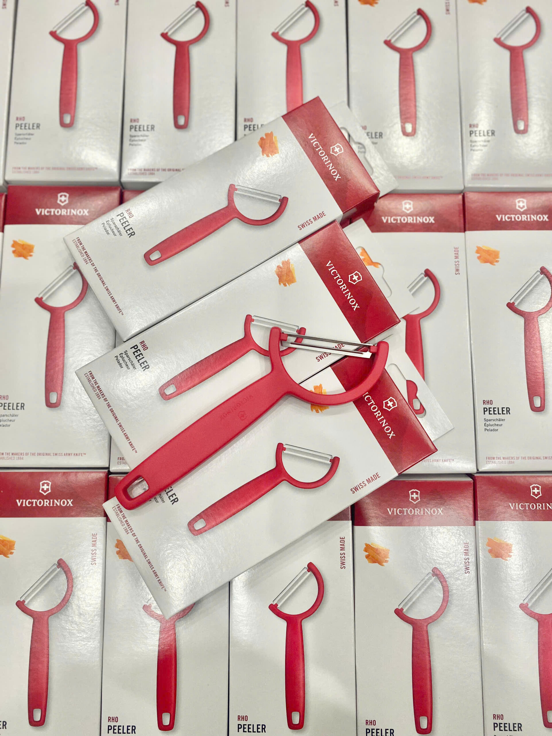 Nạo rau củ quả Victorinox Rho Peeler lưỡi thẳng, 1 chiếc Nạo rau củ quả Victorinox Rho Peeler lưỡi thẳng, 1 chiếc