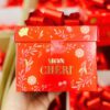 Socola Ferrero Mon Cheri nhân rượu anh đào đặc trưng bởi sự kết hợp tinh tế và cá tính của socola đen đắng nhẹ, rượu nồng nàn và quả anh đào Piedmont ngọt ngào bên trong, tạo nên trải nghiệm vị giác tuyệt vời. Được sản xuất từ nguyên liệu chất lượng cao được chọn lọc. Hương vị độc đáo, thiết kế bao bì với màu đỏ hồng đặc trưng mang lại cảm xúc mãnh liệt, cùng tên gọi Mon Cheri dịu dàng lãng mạn, Socola rượu Mon Cheri luôn là món quà ý nghĩa, biểu tượng cho tình yêu và sự lãng mạn, đặc biệt trong dịp Valentine.