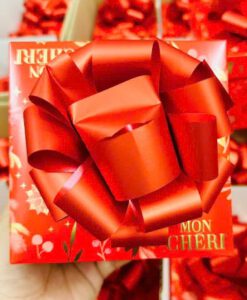 Socola Ferrero Mon Cheri nhân rượu anh đào đặc trưng bởi sự kết hợp tinh tế và cá tính của socola đen đắng nhẹ, rượu nồng nàn và quả anh đào Piedmont ngọt ngào bên trong, tạo nên trải nghiệm vị giác tuyệt vời. Được sản xuất từ nguyên liệu chất lượng cao được chọn lọc. Hương vị độc đáo, thiết kế bao bì với màu đỏ hồng đặc trưng mang lại cảm xúc mãnh liệt, cùng tên gọi Mon Cheri dịu dàng lãng mạn, Socola rượu Mon Cheri luôn là món quà ý nghĩa, biểu tượng cho tình yêu và sự lãng mạn, đặc biệt trong dịp Valentine.