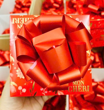 Socola Ferrero Mon Cheri nhân rượu anh đào đặc trưng bởi sự kết hợp tinh tế và cá tính của socola đen đắng nhẹ, rượu nồng nàn và quả anh đào Piedmont ngọt ngào bên trong, tạo nên trải nghiệm vị giác tuyệt vời. Được sản xuất từ nguyên liệu chất lượng cao được chọn lọc. Hương vị độc đáo, thiết kế bao bì với màu đỏ hồng đặc trưng mang lại cảm xúc mãnh liệt, cùng tên gọi Mon Cheri dịu dàng lãng mạn, Socola rượu Mon Cheri luôn là món quà ý nghĩa, biểu tượng cho tình yêu và sự lãng mạn, đặc biệt trong dịp Valentine. Socola Ferrero Mon Cheri nhân rượu anh đào đặc trưng bởi sự kết hợp tinh tế và cá tính của socola đen đắng nhẹ, rượu nồng nàn và quả anh đào Piedmont ngọt ngào bên trong, tạo nên trải nghiệm vị giác tuyệt vời. Được sản xuất từ nguyên liệu chất lượng cao được chọn lọc. Hương vị độc đáo, thiết kế bao bì với màu đỏ hồng đặc trưng mang lại cảm xúc mãnh liệt, cùng tên gọi Mon Cheri dịu dàng lãng mạn, Socola rượu Mon Cheri luôn là món quà ý nghĩa, biểu tượng cho tình yêu và sự lãng mạn, đặc biệt trong dịp Valentine.