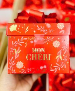 Socola Ferrero Mon Cheri nhân rượu anh đào đặc trưng bởi sự kết hợp tinh tế và cá tính của socola đen đắng nhẹ, rượu nồng nàn và quả anh đào Piedmont ngọt ngào bên trong, tạo nên trải nghiệm vị giác tuyệt vời. Được sản xuất từ nguyên liệu chất lượng cao được chọn lọc. Hương vị độc đáo, thiết kế bao bì với màu đỏ hồng đặc trưng mang lại cảm xúc mãnh liệt, cùng tên gọi Mon Cheri dịu dàng lãng mạn, Socola rượu Mon Cheri luôn là món quà ý nghĩa, biểu tượng cho tình yêu và sự lãng mạn, đặc biệt trong dịp Valentine. 