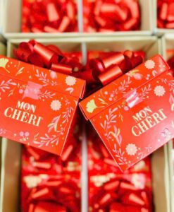 Socola Ferrero Mon Cheri nhân rượu anh đào đặc trưng bởi sự kết hợp tinh tế và cá tính của socola đen đắng nhẹ, rượu nồng nàn và quả anh đào Piedmont ngọt ngào bên trong, tạo nên trải nghiệm vị giác tuyệt vời. Được sản xuất từ nguyên liệu chất lượng cao được chọn lọc. Hương vị độc đáo, thiết kế bao bì với màu đỏ hồng đặc trưng mang lại cảm xúc mãnh liệt, cùng tên gọi Mon Cheri dịu dàng lãng mạn, Socola rượu Mon Cheri luôn là món quà ý nghĩa, biểu tượng cho tình yêu và sự lãng mạn, đặc biệt trong dịp Valentine. 