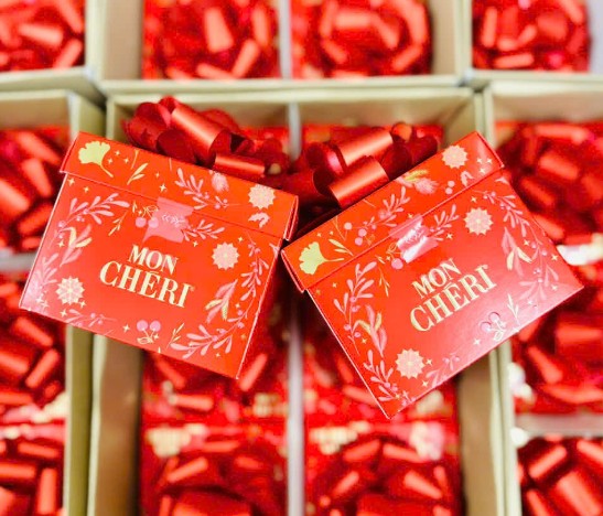 Socola Ferrero Mon Cheri nhân rượu anh đào đặc trưng bởi sự kết hợp tinh tế và cá tính của socola đen đắng nhẹ, rượu nồng nàn và quả anh đào Piedmont ngọt ngào bên trong, tạo nên trải nghiệm vị giác tuyệt vời. Được sản xuất từ nguyên liệu chất lượng cao được chọn lọc. Hương vị độc đáo, thiết kế bao bì với màu đỏ hồng đặc trưng mang lại cảm xúc mãnh liệt, cùng tên gọi Mon Cheri dịu dàng lãng mạn, Socola rượu Mon Cheri luôn là món quà ý nghĩa, biểu tượng cho tình yêu và sự lãng mạn, đặc biệt trong dịp Valentine. Socola Ferrero Mon Cheri nhân rượu anh đào đặc trưng bởi sự kết hợp tinh tế và cá tính của socola đen đắng nhẹ, rượu nồng nàn và quả anh đào Piedmont ngọt ngào bên trong, tạo nên trải nghiệm vị giác tuyệt vời. Được sản xuất từ nguyên liệu chất lượng cao được chọn lọc. Hương vị độc đáo, thiết kế bao bì với màu đỏ hồng đặc trưng mang lại cảm xúc mãnh liệt, cùng tên gọi Mon Cheri dịu dàng lãng mạn, Socola rượu Mon Cheri luôn là món quà ý nghĩa, biểu tượng cho tình yêu và sự lãng mạn, đặc biệt trong dịp Valentine.