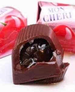 Socola Ferrero Mon Cheri nhân rượu anh đào đặc trưng bởi sự kết hợp tinh tế và cá tính của socola đen đắng nhẹ, rượu nồng nàn và quả anh đào Piedmont ngọt ngào bên trong, tạo nên trải nghiệm vị giác tuyệt vời. Được sản xuất từ nguyên liệu chất lượng cao được chọn lọc. Hương vị độc đáo, thiết kế bao bì với màu đỏ hồng đặc trưng mang lại cảm xúc mãnh liệt, cùng tên gọi Mon Cheri dịu dàng lãng mạn, Socola rượu Mon Cheri luôn là món quà ý nghĩa, biểu tượng cho tình yêu và sự lãng mạn, đặc biệt trong dịp Valentine.