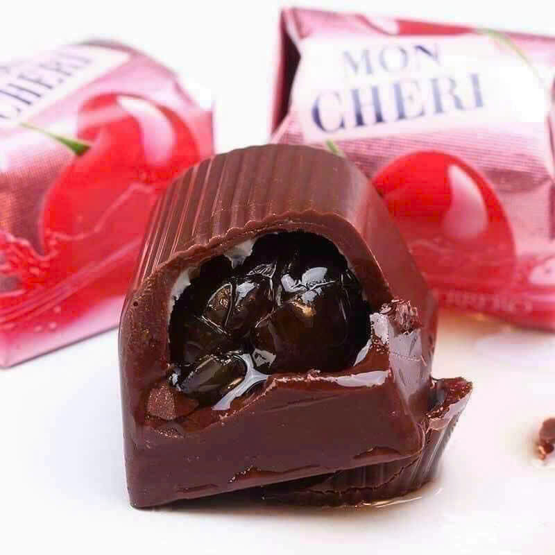 Socola Ferrero Mon Cheri nhân rượu anh đào đặc trưng bởi sự kết hợp tinh tế và cá tính của socola đen đắng nhẹ, rượu nồng nàn và quả anh đào Piedmont ngọt ngào bên trong, tạo nên trải nghiệm vị giác tuyệt vời. Được sản xuất từ nguyên liệu chất lượng cao được chọn lọc. Hương vị độc đáo, thiết kế bao bì với màu đỏ hồng đặc trưng mang lại cảm xúc mãnh liệt, cùng tên gọi Mon Cheri dịu dàng lãng mạn, Socola rượu Mon Cheri luôn là món quà ý nghĩa, biểu tượng cho tình yêu và sự lãng mạn, đặc biệt trong dịp Valentine. Socola Ferrero Mon Cheri nhân rượu anh đào đặc trưng bởi sự kết hợp tinh tế và cá tính của socola đen đắng nhẹ, rượu nồng nàn và quả anh đào Piedmont ngọt ngào bên trong, tạo nên trải nghiệm vị giác tuyệt vời. Được sản xuất từ nguyên liệu chất lượng cao được chọn lọc. Hương vị độc đáo, thiết kế bao bì với màu đỏ hồng đặc trưng mang lại cảm xúc mãnh liệt, cùng tên gọi Mon Cheri dịu dàng lãng mạn, Socola rượu Mon Cheri luôn là món quà ý nghĩa, biểu tượng cho tình yêu và sự lãng mạn, đặc biệt trong dịp Valentine.