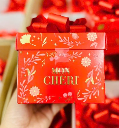 Socola Ferrero Mon Cheri nhân rượu anh đào đặc trưng bởi sự kết hợp tinh tế và cá tính của socola đen đắng nhẹ, rượu nồng nàn và quả anh đào Piedmont ngọt ngào bên trong, tạo nên trải nghiệm vị giác tuyệt vời. Được sản xuất từ nguyên liệu chất lượng cao được chọn lọc. Hương vị độc đáo, thiết kế bao bì với màu đỏ hồng đặc trưng mang lại cảm xúc mãnh liệt, cùng tên gọi Mon Cheri dịu dàng lãng mạn, Socola rượu Mon Cheri luôn là món quà ý nghĩa, biểu tượng cho tình yêu và sự lãng mạn, đặc biệt trong dịp Valentine. Socola Ferrero Mon Cheri nhân rượu anh đào đặc trưng bởi sự kết hợp tinh tế và cá tính của socola đen đắng nhẹ, rượu nồng nàn và quả anh đào Piedmont ngọt ngào bên trong, tạo nên trải nghiệm vị giác tuyệt vời. Được sản xuất từ nguyên liệu chất lượng cao được chọn lọc. Hương vị độc đáo, thiết kế bao bì với màu đỏ hồng đặc trưng mang lại cảm xúc mãnh liệt, cùng tên gọi Mon Cheri dịu dàng lãng mạn, Socola rượu Mon Cheri luôn là món quà ý nghĩa, biểu tượng cho tình yêu và sự lãng mạn, đặc biệt trong dịp Valentine.