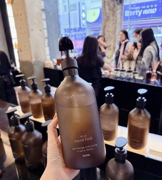 Sữa tắm nước hoa Hetras Hotel Therapy Body Wash No.20 Santal Fresh, 1013ml Sữa tắm nước hoa Hetras Hotel Therapy Body Wash No.20 Santal Fresh, 1013ml